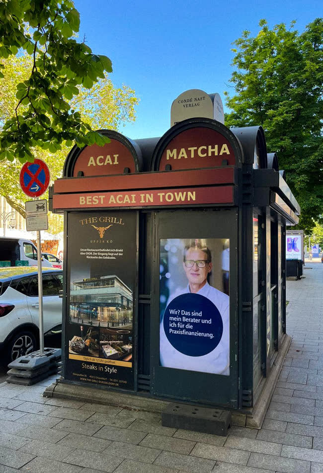 Kiosk mit Acai- und Matcha-Schild am Straßenrand