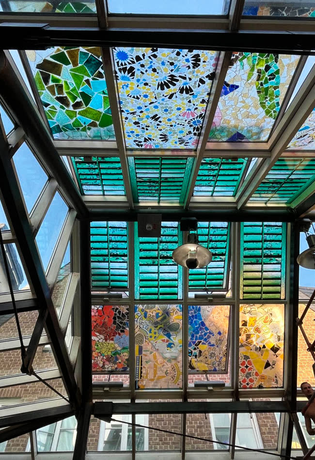Glasdach mit farbigen Mosaikfenstern von unten